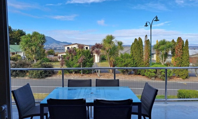 Nukuhau House | Elevated Taupo Views – Modern Family Home