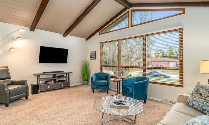 Elgin House | Elgin FHS Rental - Greenridge Dr