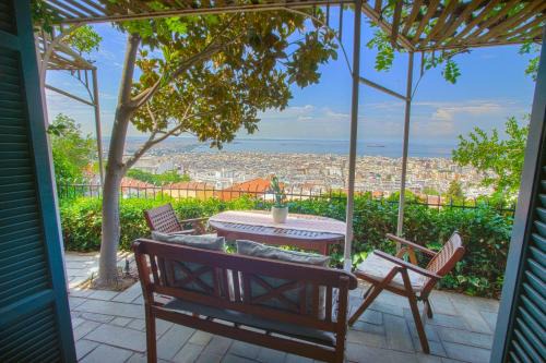 Old Town Apartment | Eliosky Apartment in Ano Poli, Thessaloniki #FeelsLikeHome