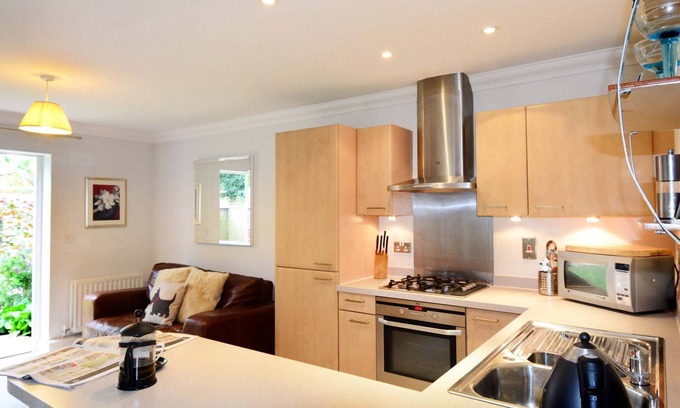 Summertown Apartment | Elizabeth Jennings Way | Oxford Holiday Let | 1 Bed & Sleeps 2