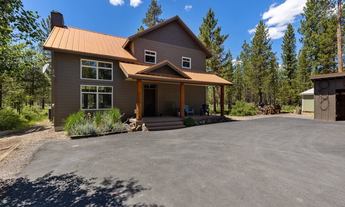 Sunriver House | Elk Cabin Getaway! Hot Tub ~ Private access to Deschutes River ~ Fireplace