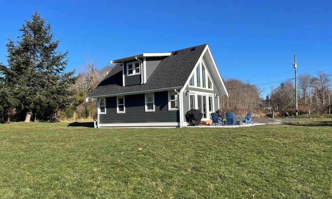 Sooke House | Elk Lodge in Sooke