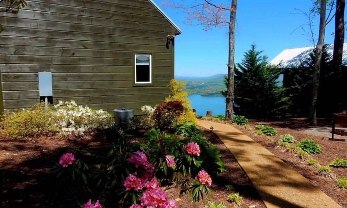 Bryant Cabin | Elk Ridge with a private hot tub!