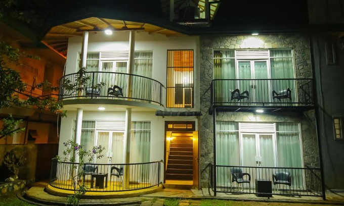 Ambagollapathana Hotel | Ella moon rock