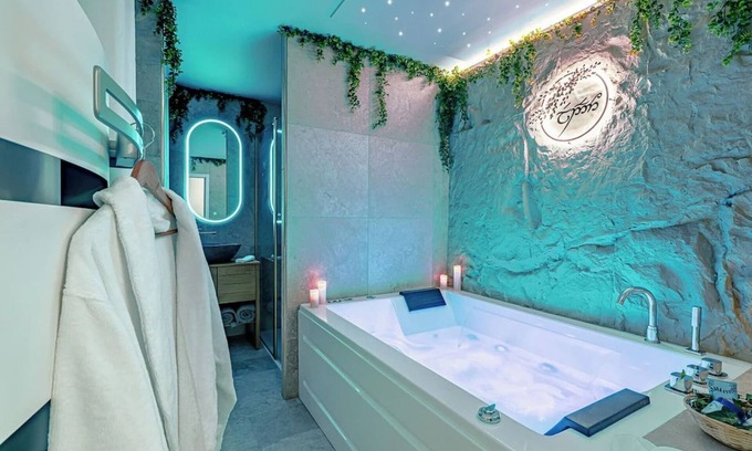 Evreux Apartment | Ellendor Private spa, luxury & starry skies