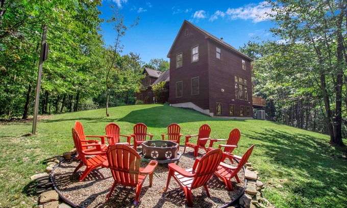 Salamanca Ski Chalet | Ellicottville Treetop Retreat: All seasons Ellicottville Chalet