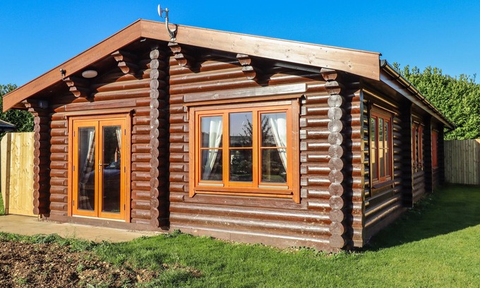 Castle Bytham Cottage | ELM LODGE, family friendly, with pool in Greetham, Rutland