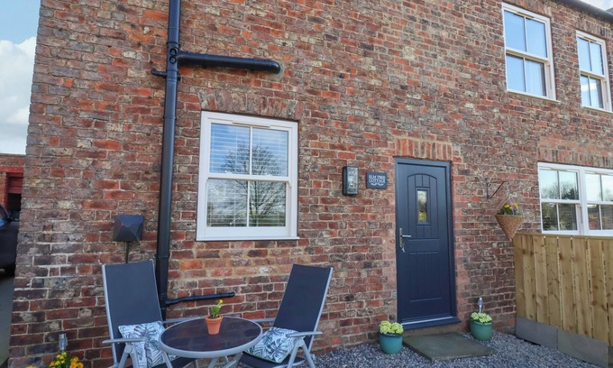 Thirsk Cottage | ELM TREE COTTAGE, romantic, with a garden in Dalton Near Thirsk