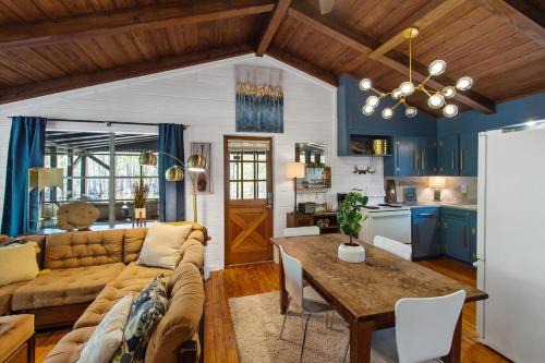 Shreveport House | Emerald Cove Lakefront Cabin With Kayaks & Canoes