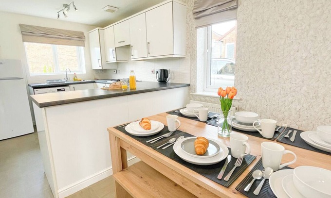 Knottingley House | Emerald House -3 bed - Free Parking