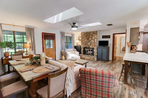 Shreveport House | Emerald Point Cabin - Lake Front With Kayaks