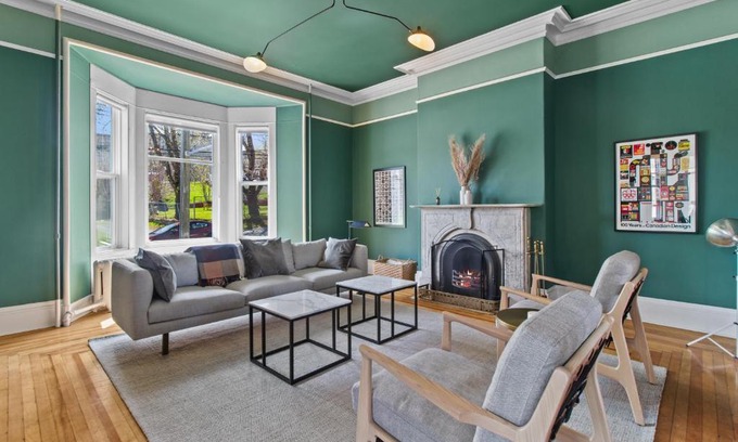 Downtown St. John's House | Emerald Victorian Patio 41 Bd Parking