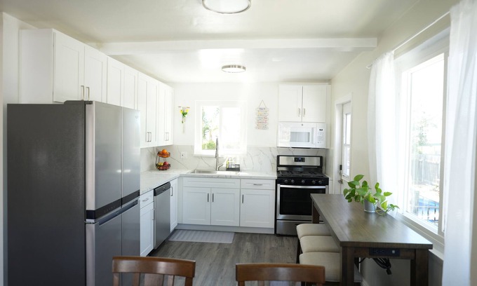 Linda Vista House | Enchanted Oasis Escape- Mins to SeaWorld Zoo Beach- Lots of Food Around!