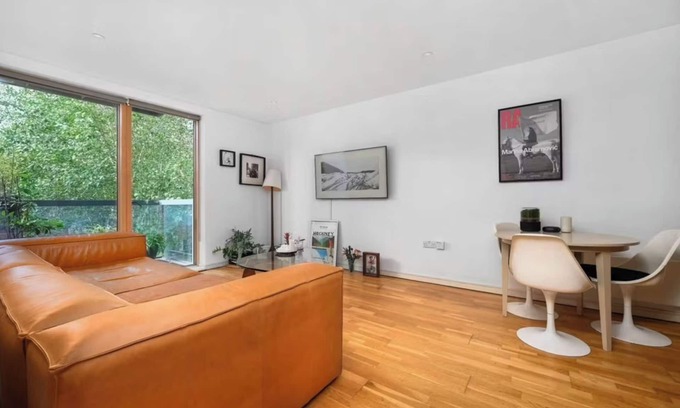 Hoxton West Condo | Enchanting 1-bedroom apartment in Shoreditch, London in architect building