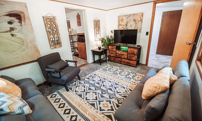 Arkdale Cabin | Enchanting bee inspired 2-bedroom cabin in Arkdale