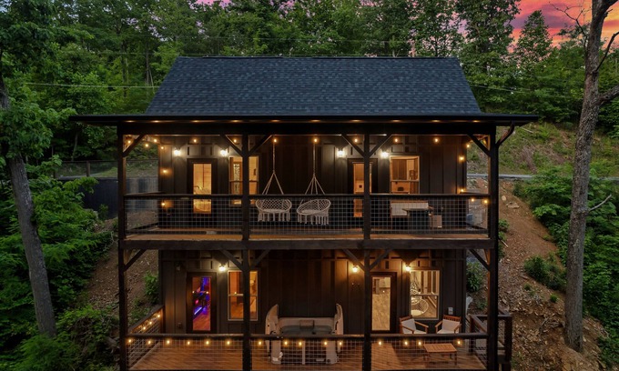 Gatlinburg - Pigeon Forge Cabin | Enchanting Couples Getaway! Theatre! Mountain Views! Hot Tub! Gatlinburg!