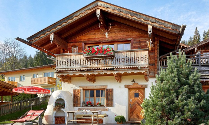 Hundsdorfl Ski Chalet | Enchanting hut in Almdorf Flachau with fireplace, private sauna and alpine charm