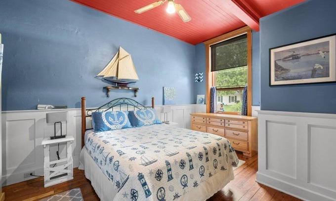 Hampton Apartment | Enchanting river front spot with deck and Tiki bar in charming Hampton, Illinois