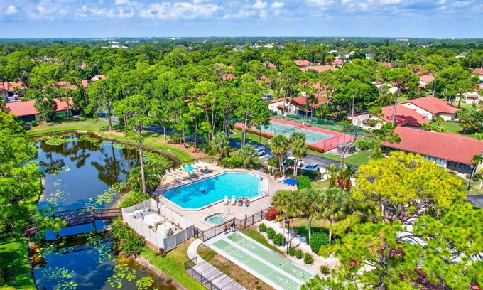 Palmer Ranch Villa | End Villa/Private View/Heated Pool/Pickleball/7883