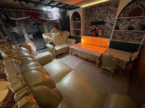 Waltham Abbey House | Enfield's Premier Holiday Oasis