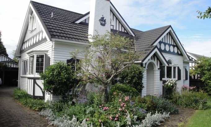 Hamilton East House | English Tudor Manor Exec