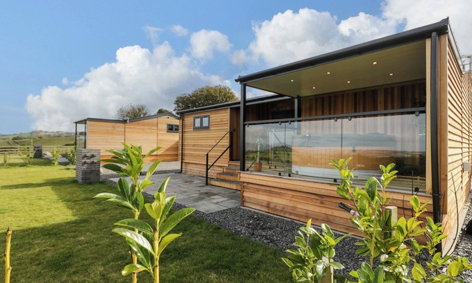 Llanelidan Cottage | ENIA (LODGE 2), pet friendly, with hot tub in Corwen