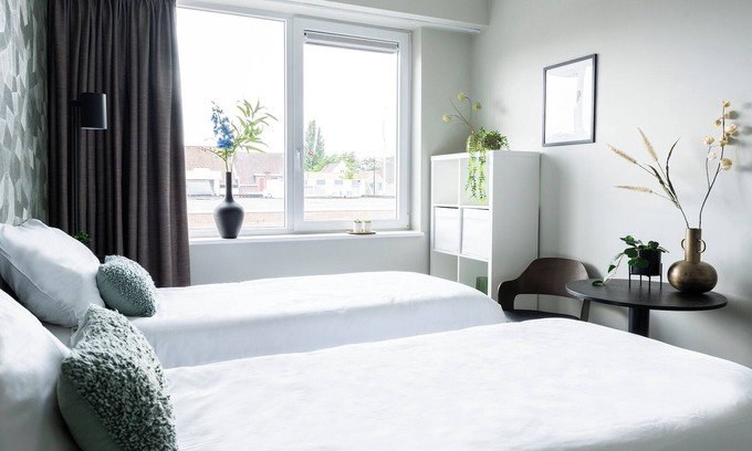 Raamsdonksveer Apartment | Enjoy a comfortable and versatile stay in Raamsdonksveer with a private bathroom, air conditioning.