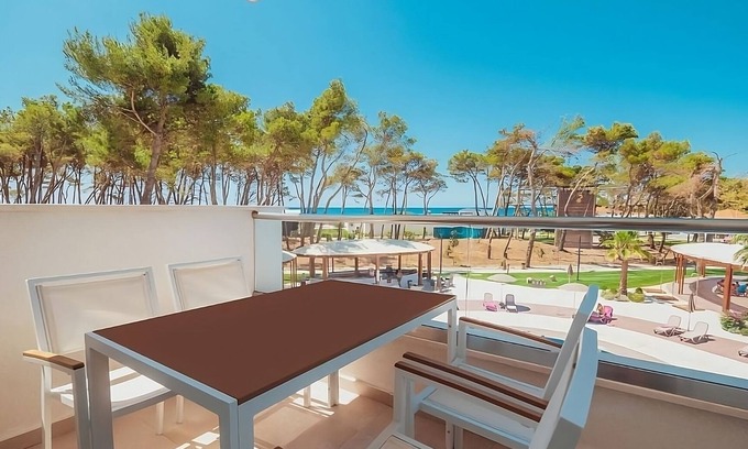 Ulcinj Hotel | Enjoy a Hassle-Free and Suiting Stay! Suite w/Seaview, Onsite Swimming Pools!