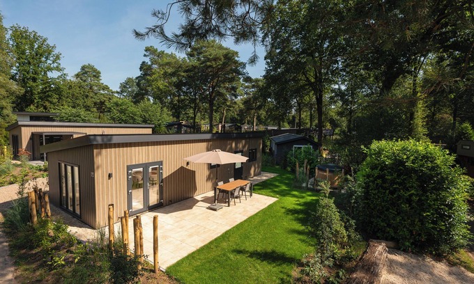 Lieren House | Enjoy a luxurious holiday home for 4 people in the wooded surroundings of the Veluwe, complete with modern amenities and air conditioning for optimal comfort. Additionally, you can fully unwind in the delightful private hot tub, perfect for relaxing
