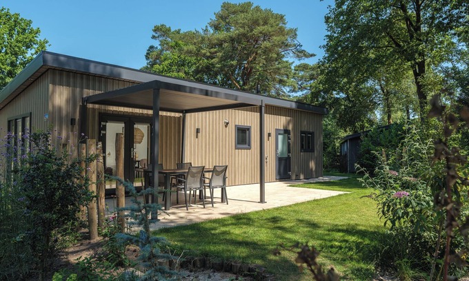 Lieren House | Enjoy a luxury holiday home for 4 people in the wooded nature of the Veluwe, featuring modern amenities, air conditioning, and a stylish pergola for optimal comfort.