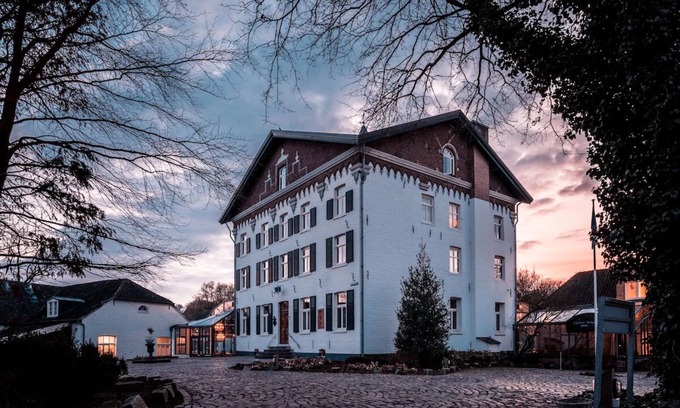 Baarlo Hotel | Enjoy a Quiet Stay with Greenery All Around! Free Parking and Onsite Dining!