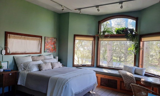 Interlaken Apartment | Enjoy A Restful Experience FLX Wine Trails Garden Studio + Deck + BBQ
