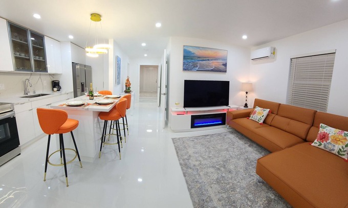 Edgewood House | Enjoy a stylish experience at this centrally-located place.nnnn
