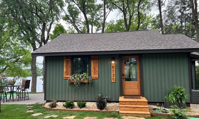 Lake Wissota Cabin | Enjoy a summer stay at Ira's Olive Oasis on beautiful Lake Wissota.