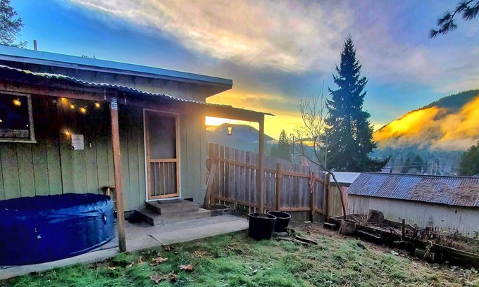 Oakridge House | Enjoy Mountain Peak Views from Hot Tub in Uptown Oakridge 2 Bdr