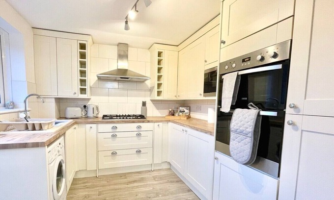 Ashford House | Enjoy our Home in Ashford 3 bedrooms wt parking