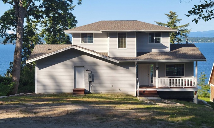 Everett House | Enjoy Private Island Experience Breathtaking Bluff Soundview House in Hat Island