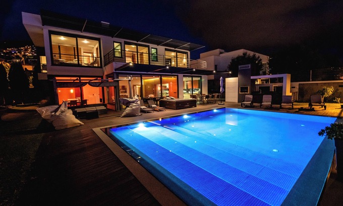 Santa Maria Maior Villa | Enjoy the luxury of the villa and the amazing view of Funchal Bay!