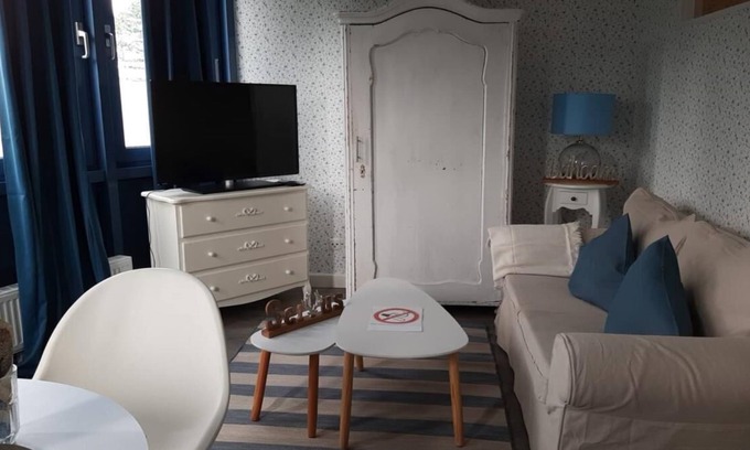 Hamburg-Barmbek Apartment | Enjoy the maritime atmosphere of this two-room apartment in Hamburg-Sasel.