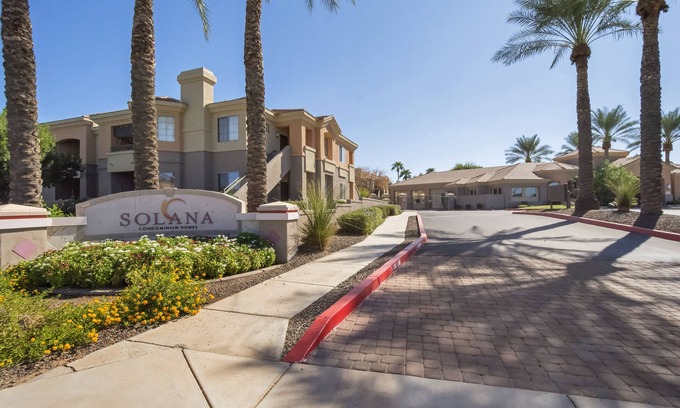 Gilbert Condo | ENJOY THE SUN IN A RESORT STYLE COMMUNITY