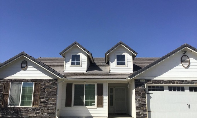 Lemoore House | Enjoy this warm residential property located near hwy 198 and hwy 41. n