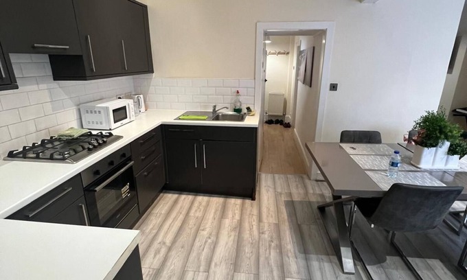 Glyndon Apartment | Enjoyable 3-bedroom apartment with Private Garden
