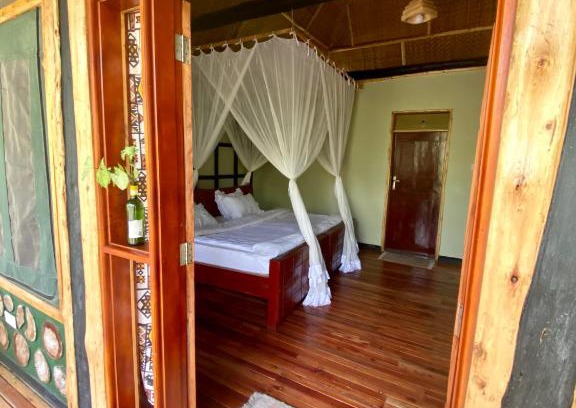 Kasese Hotel | Enshama Game Lodge and Campsite