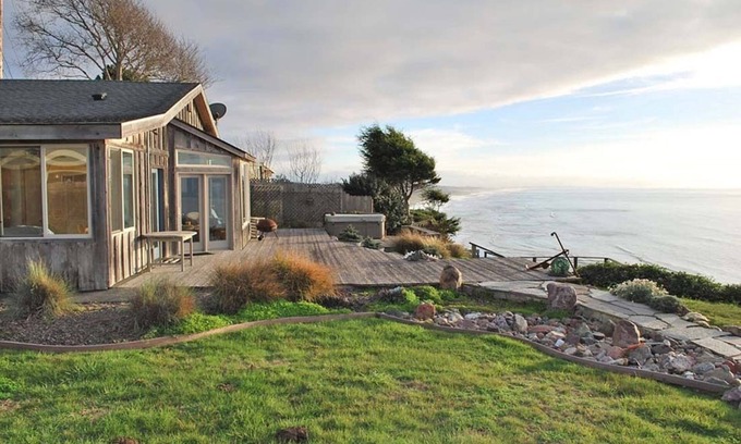 Westhaven-Moonstone House | Enter the "Garage House" and step into sublime ocean front living.
