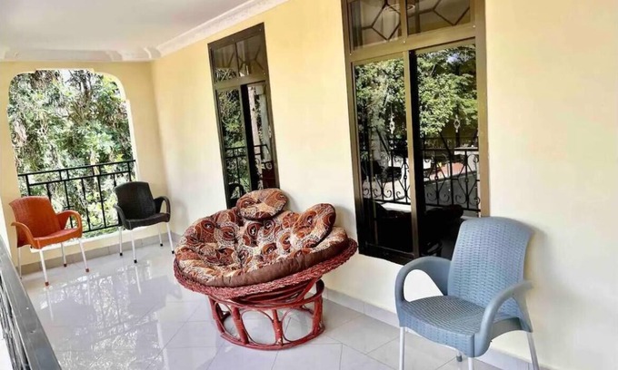 Arusha House | Entire 4-bedroom Holiday Home with a view of Mt Meru and 5min from the Airport!