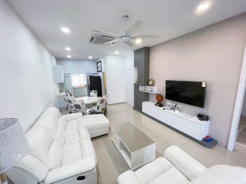 Batu Pahat House | Entire 4 Bedroom Landed House, Yong Peng, Johor, Malaysia - Suitable for leisure, wedding & Big group travellers, Free Netflix, In- House Parking, 1min to Dragon Temple, 5 mins to MCD& KFC, 30 mins to Organic Farms
