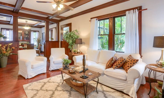 Historic Uptown House | Entire Bungalow, Romantic, Comfy & Cozy! On-Site Parking, 2 Baths