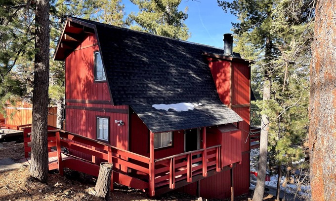 Arrowbear Lake Cabin | Entire Cabin! Cozy 2 bedroom that sleeps 6. Just minutes from Snow Valley!