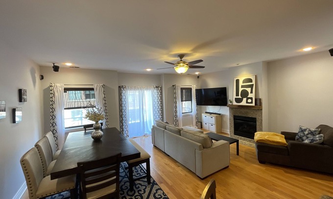 Wicker Park Apartment | Entire Condo and Parking at the heart of Wicker Park