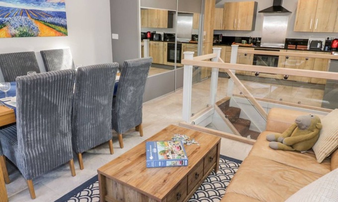 Coventry Cottage | Entire cottage close to Coventry city centre. 4 en-suite bedrooms, gated parking